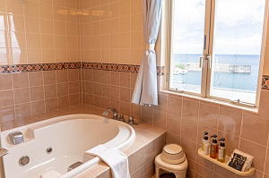 宜野湾クリスタルホテルのバスルームの写真