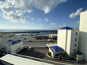 宜野湾クリスタルホテルと海の写真