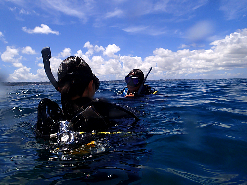 海洋実習で、潜行する前に息を整えている写真