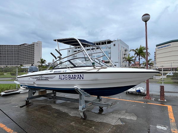 宜野湾周辺でのバナナボートなどを引っ張る船の写真