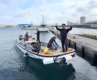 乗合船W-25CFの出航前の右前からの写真