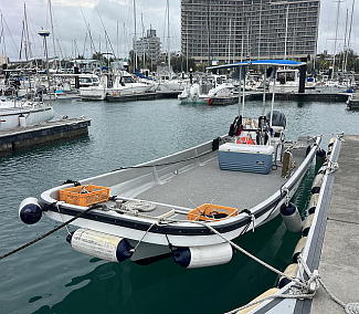 乗合船W-25CFの左前からの係留時の写真